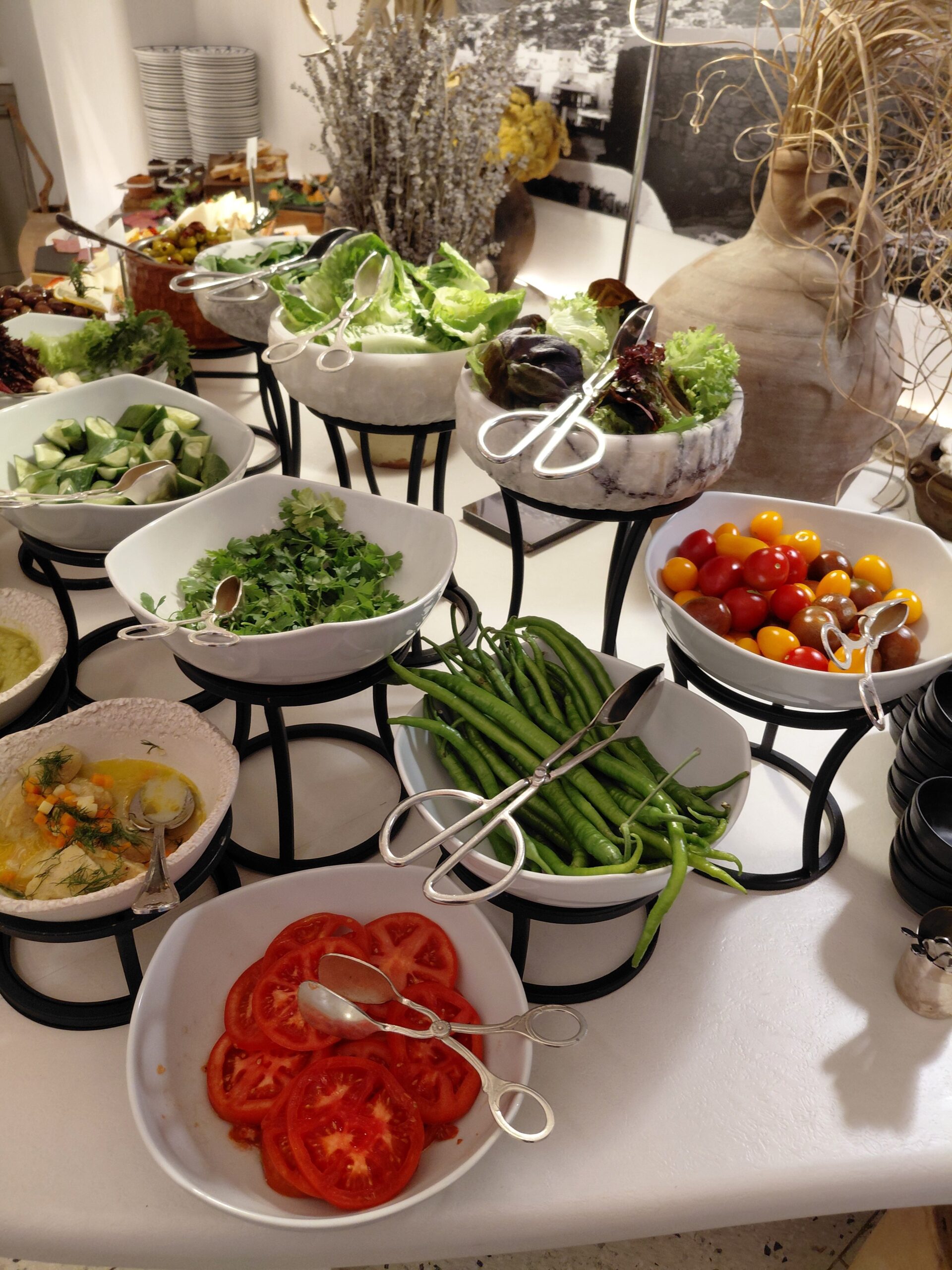 テーブルの上にあるサラダ