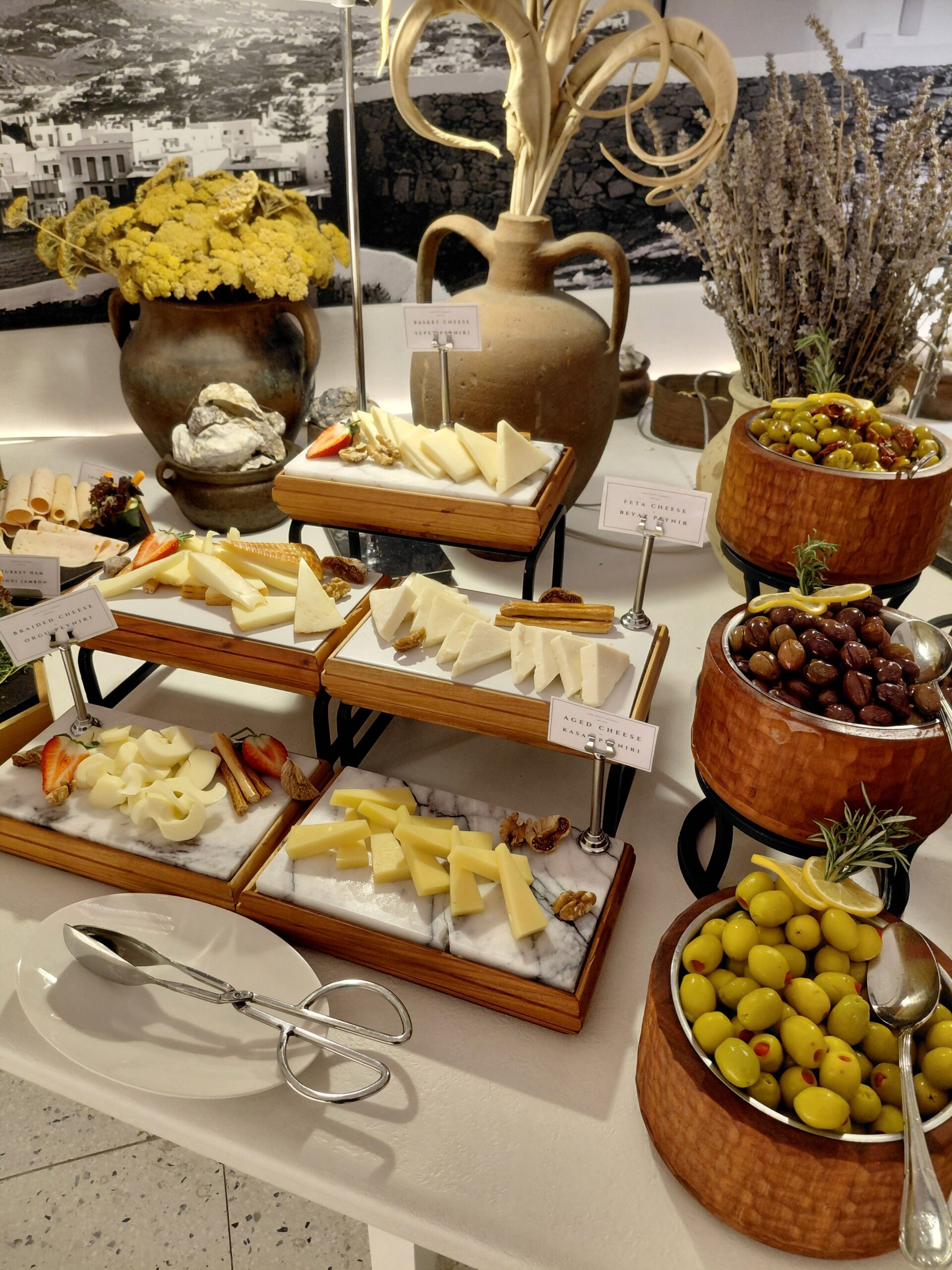 テーブルの上にあるいろんな食べ物