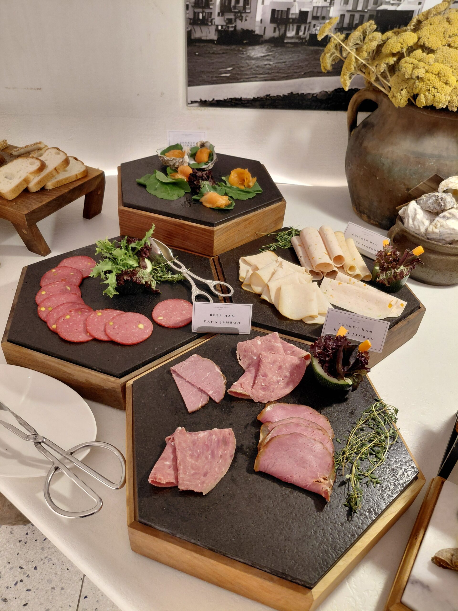 テーブルの上にあるいろんな食べ物