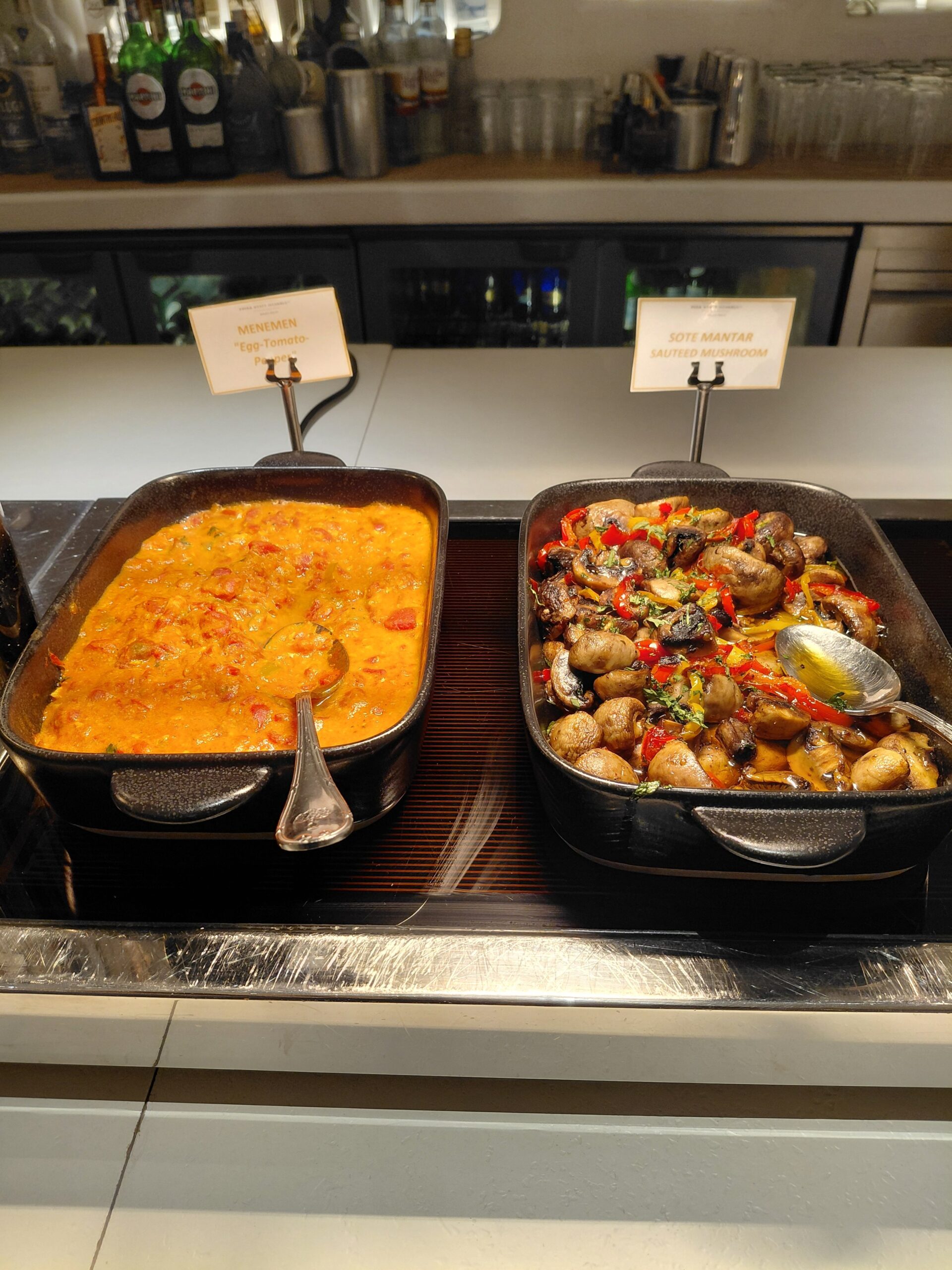 カウンターの上にあるピザ