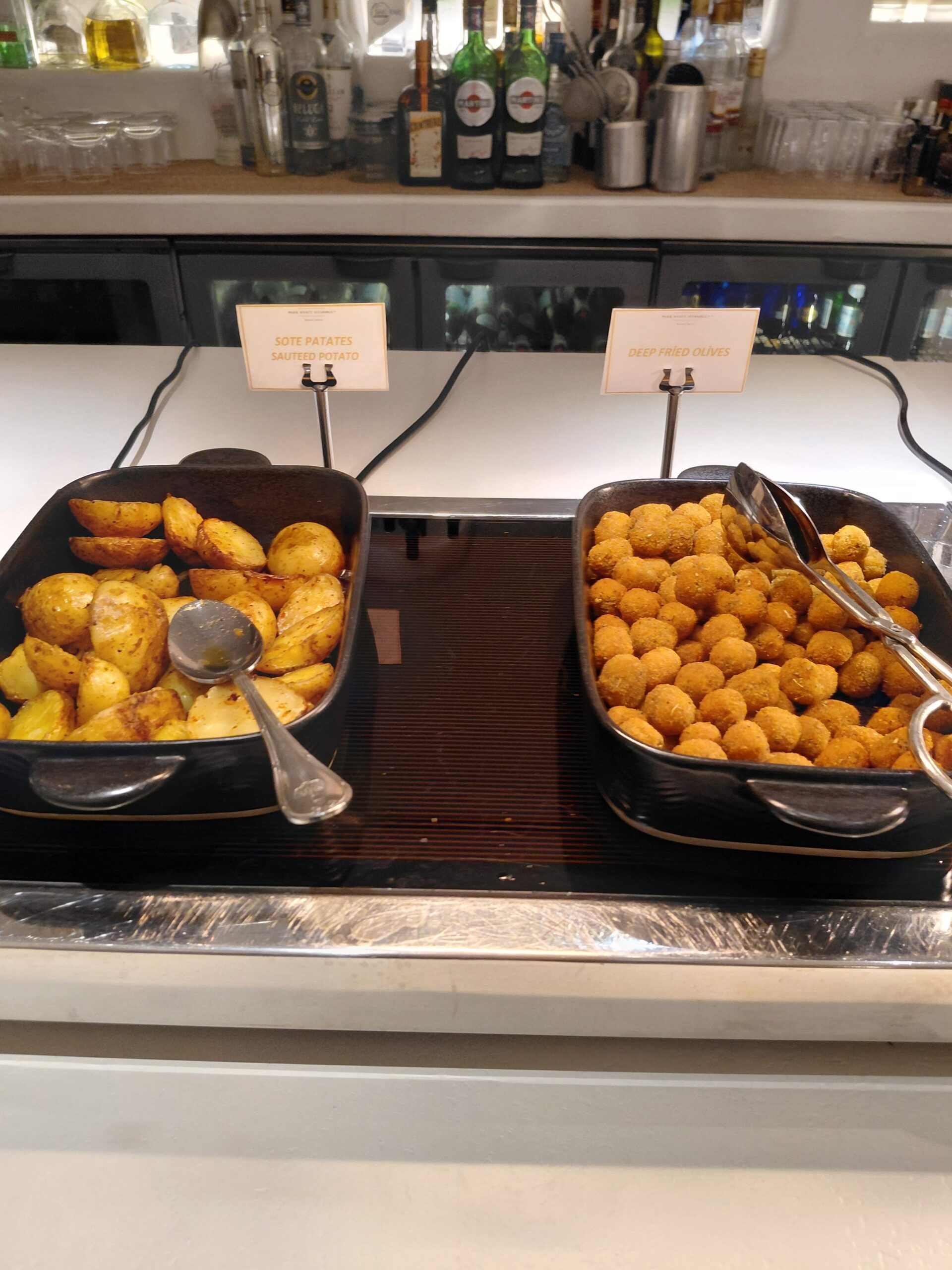 カウンターの上にある料理