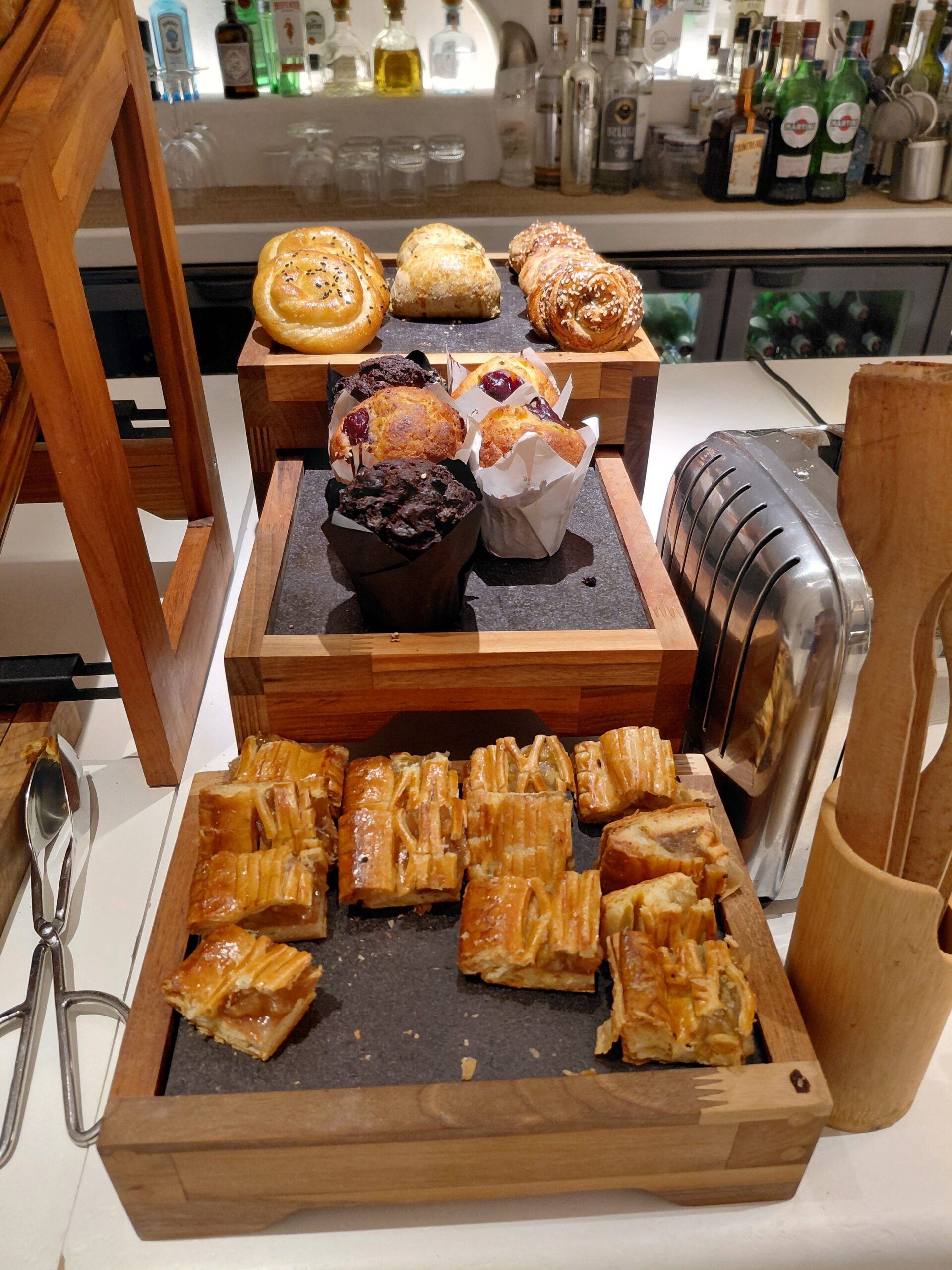 木製テーブルの上にあるいろんな食べ物