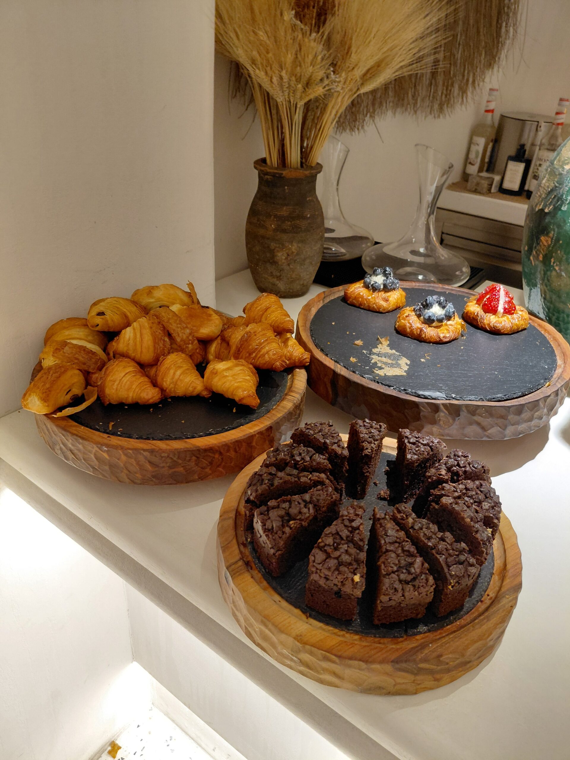 テーブルに置いている様々な種類のケーキ