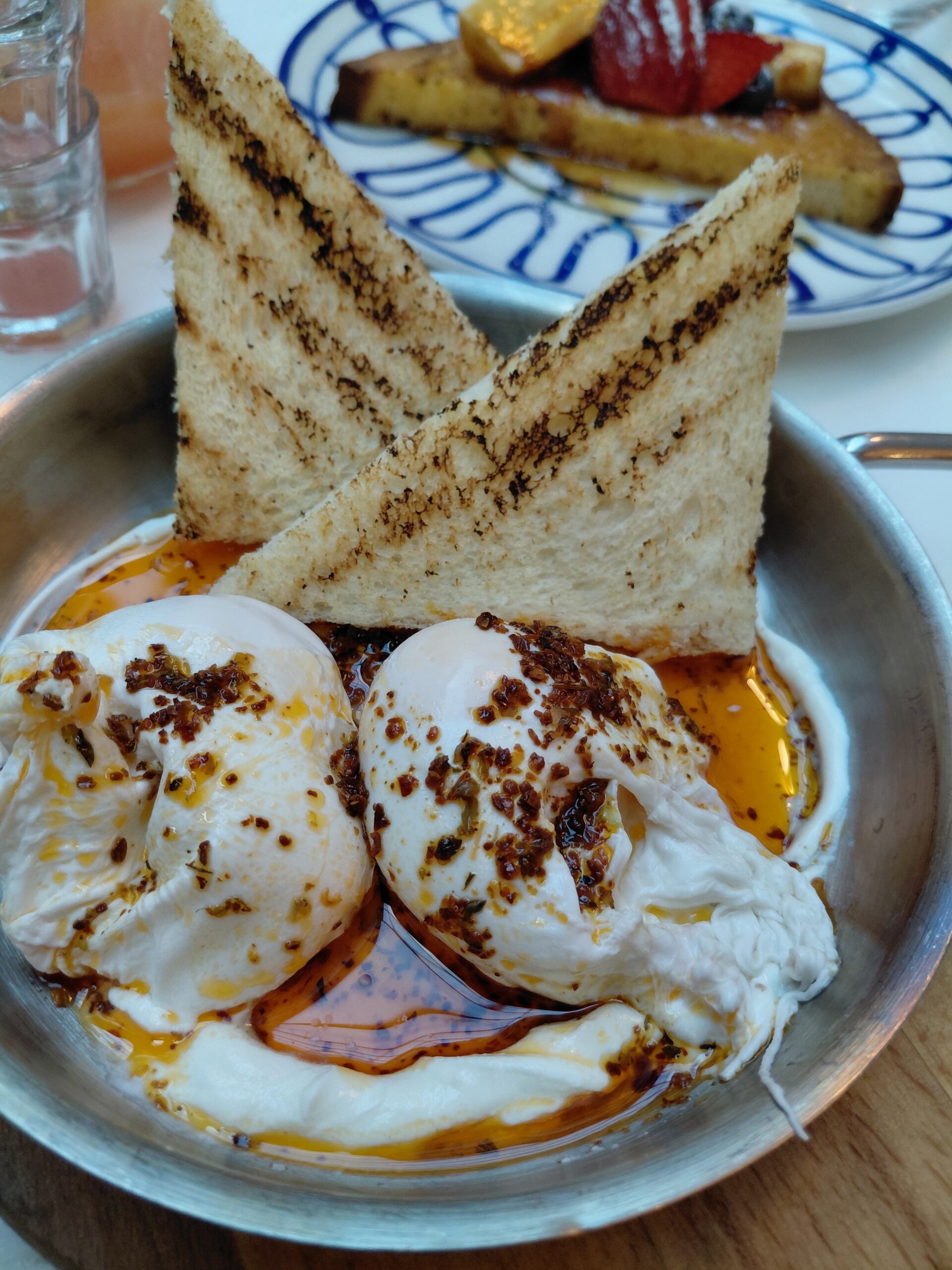 皿の上のデザート