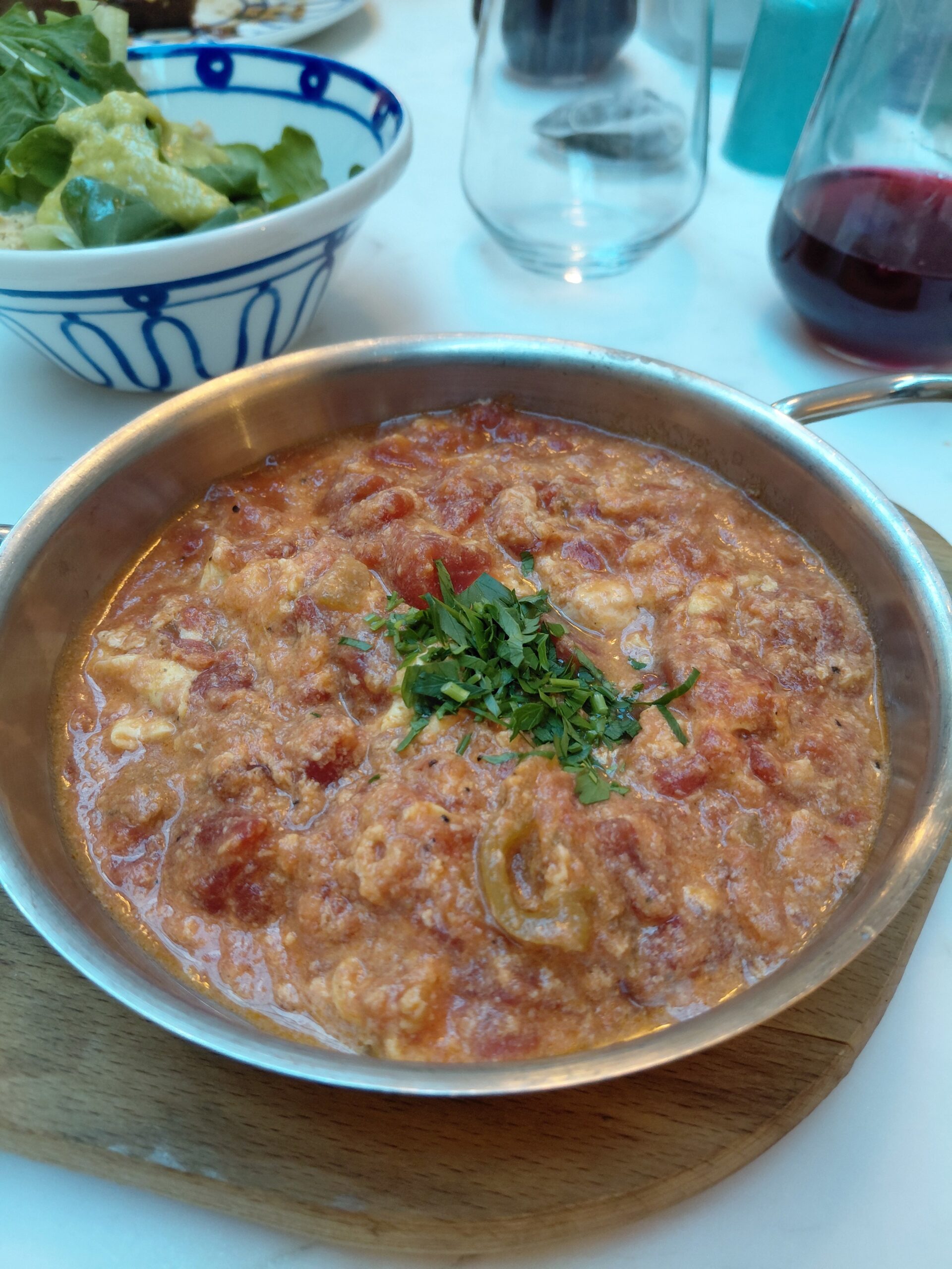 テーブルの上の皿にのったピザとスープ