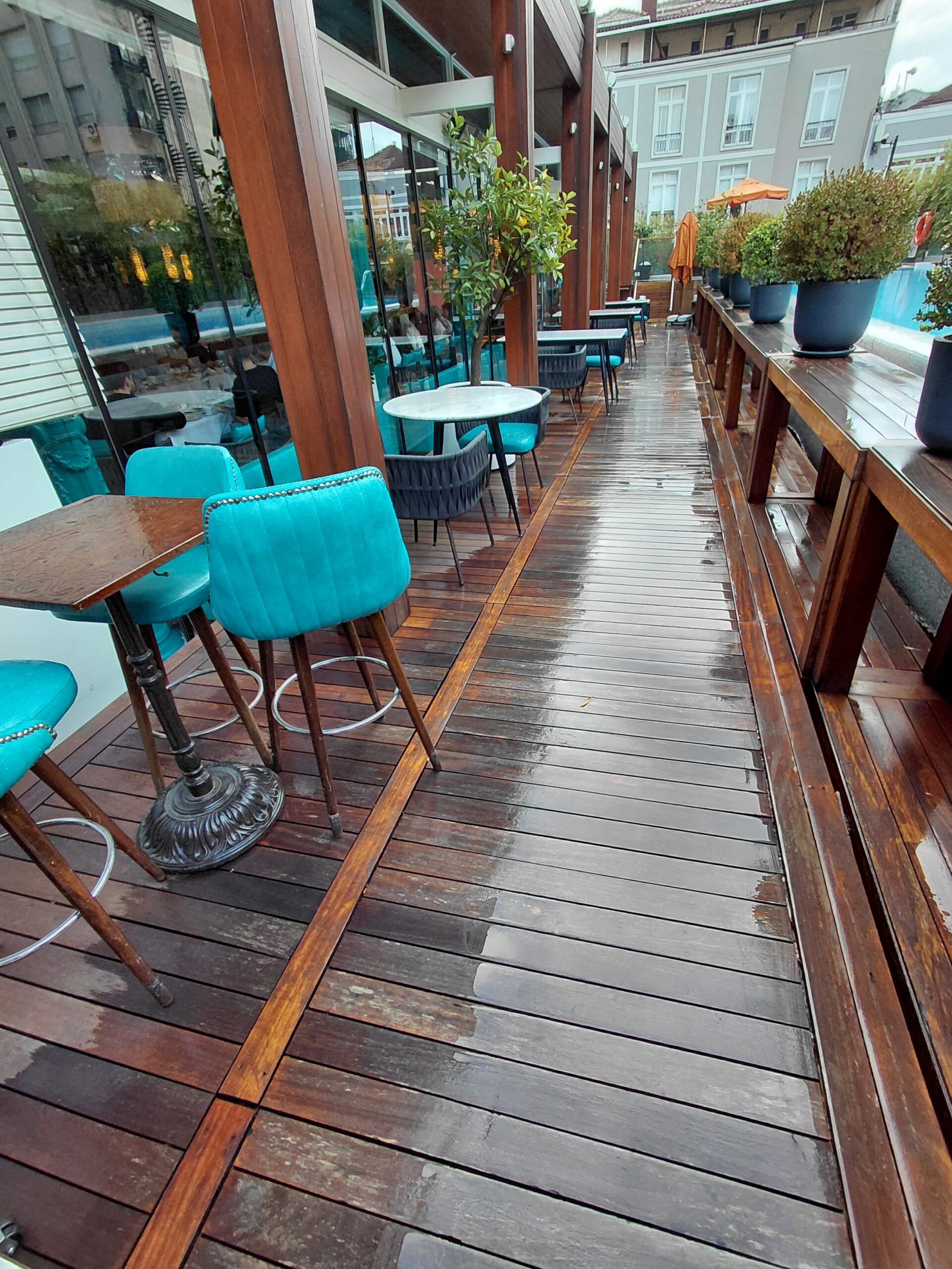 テーブルの上にあるベンチ