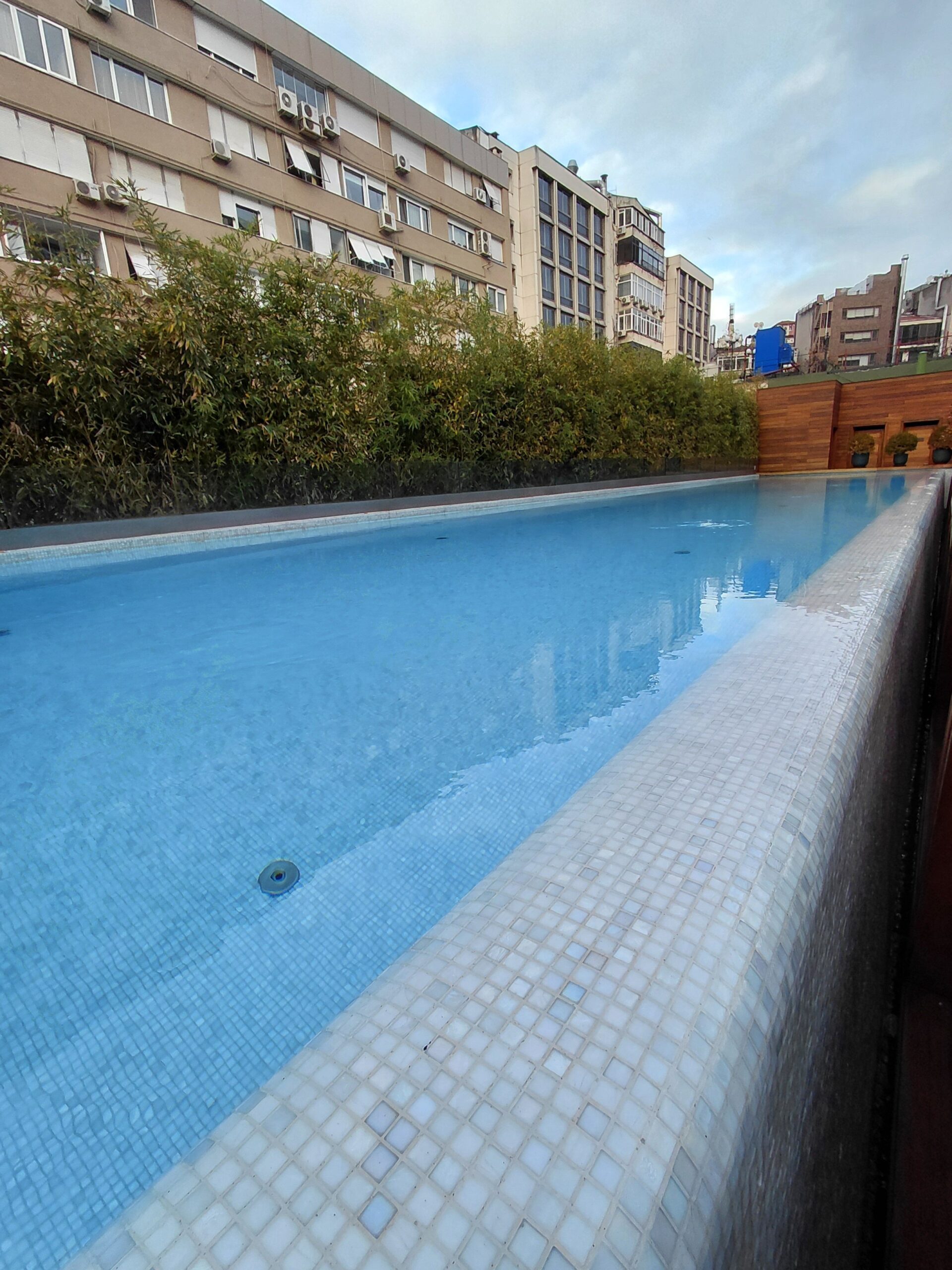 橋の上にあるプール