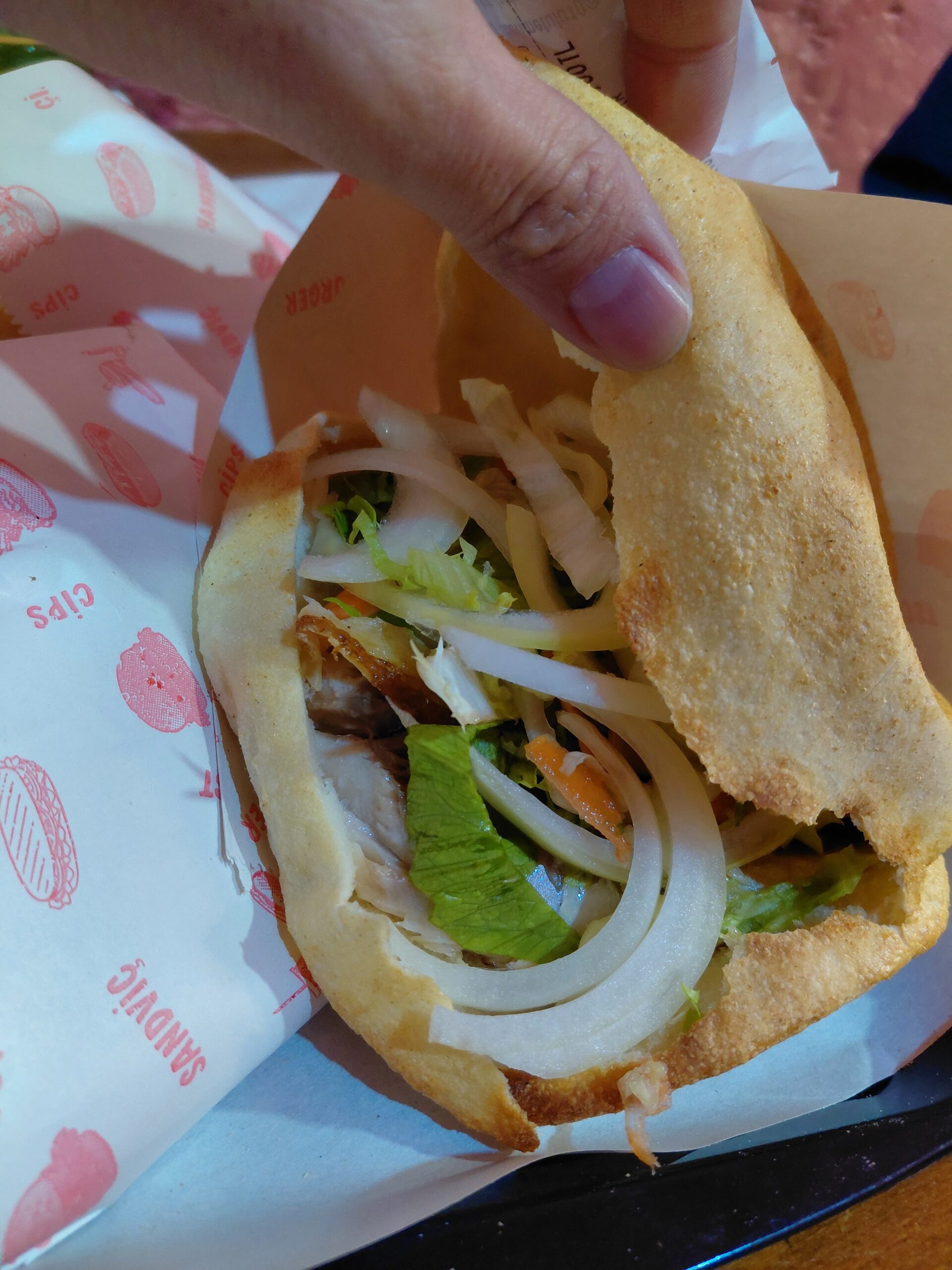 紙の上にあるサンドイッチ