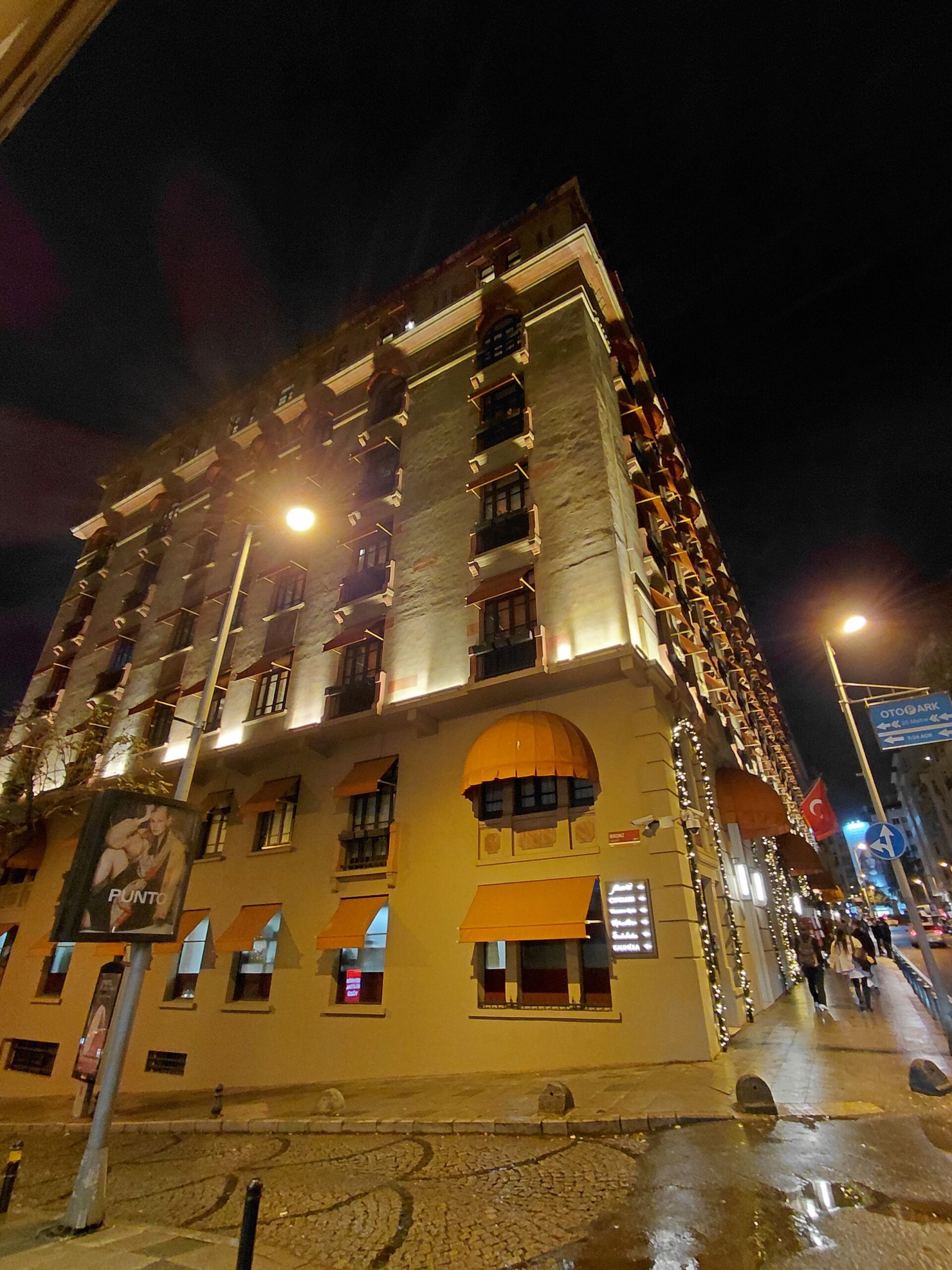 夜の街の建物の様子