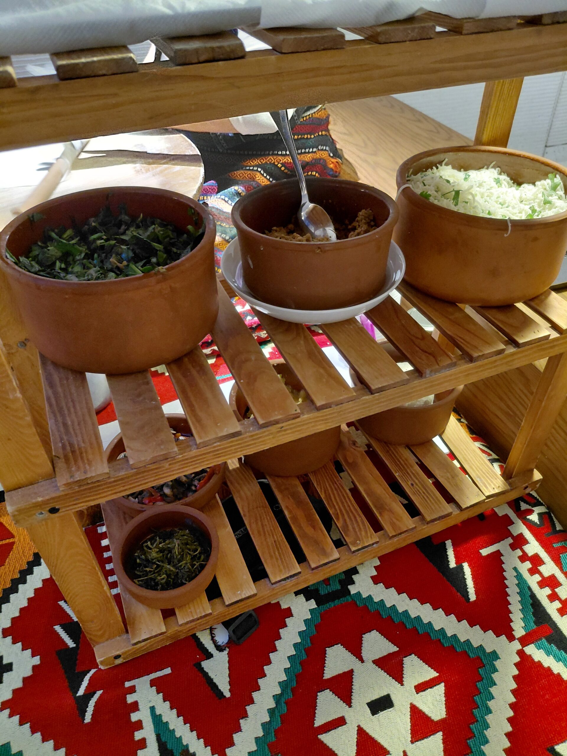 木製テーブルの上にあるいろんな食べ物