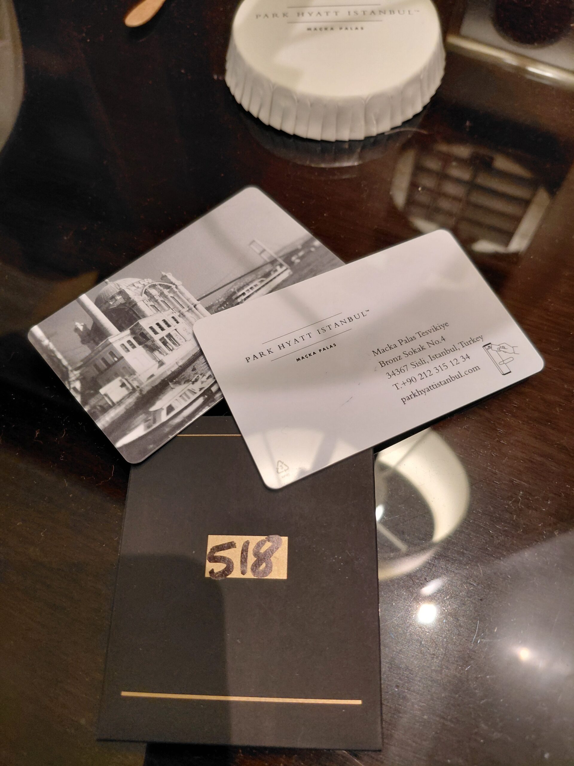 テーブルの上に置かれたチラシ