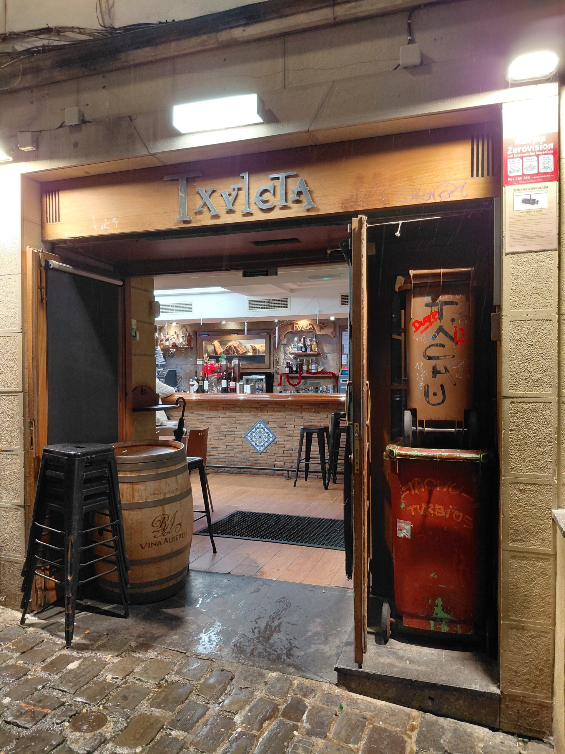 建物の壁に貼られたポスター