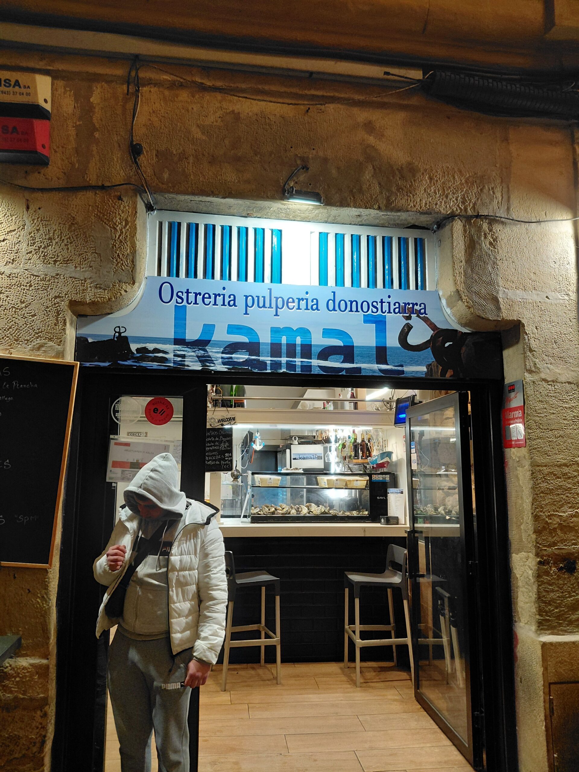 建物の壁に貼られたポスター