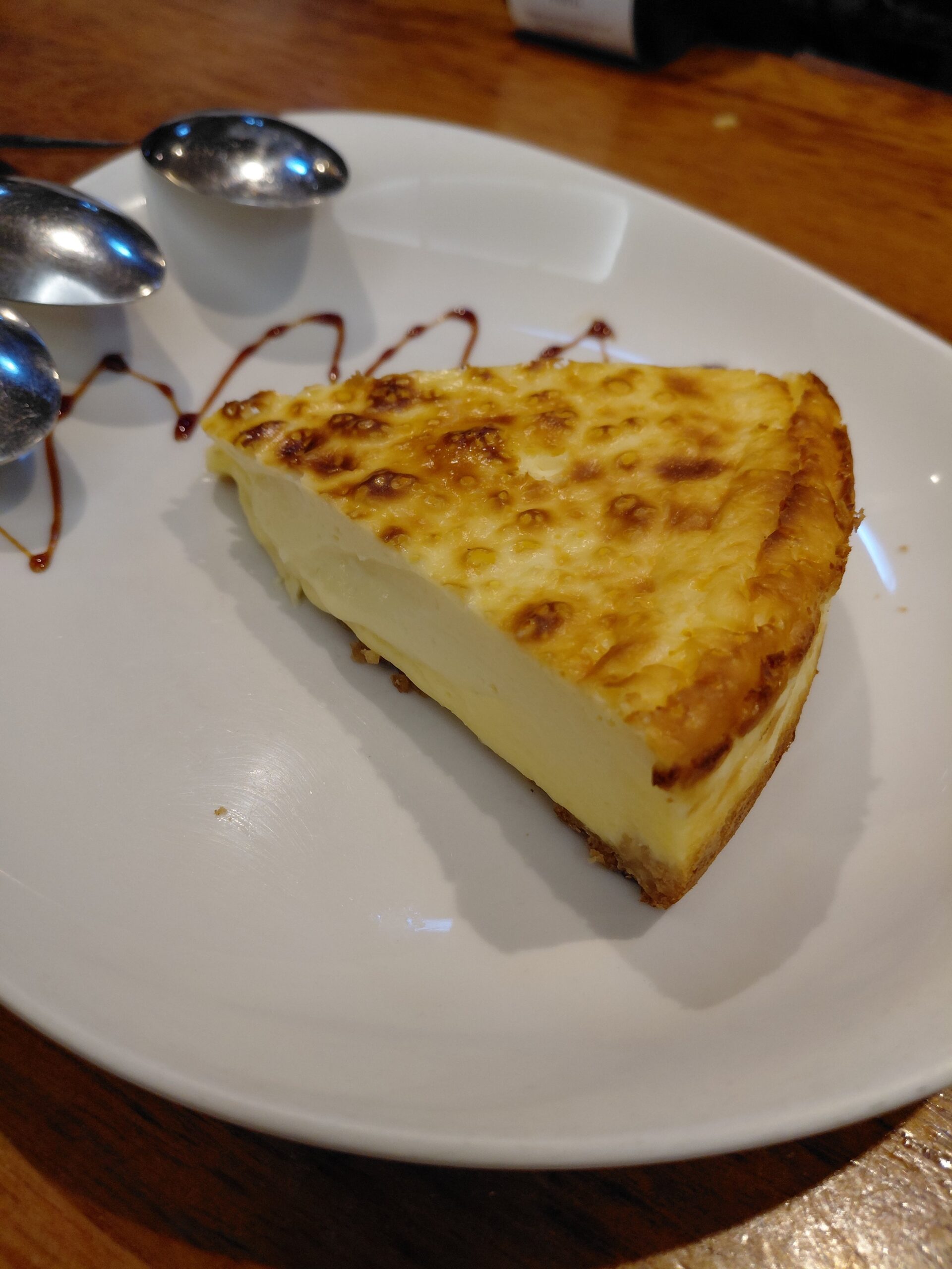 皿の上の食べかけのケーキ