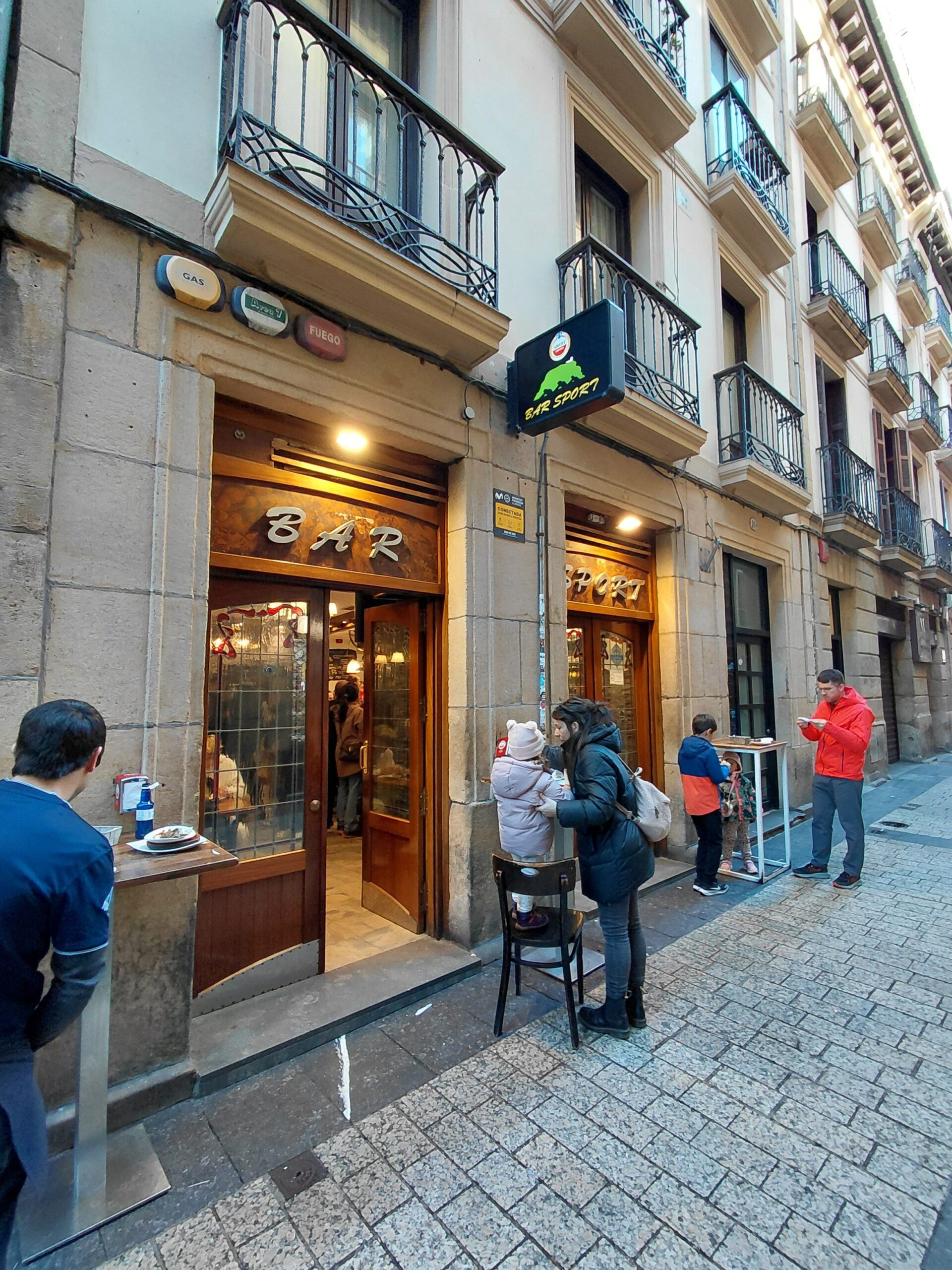店の前の歩道を歩く人々