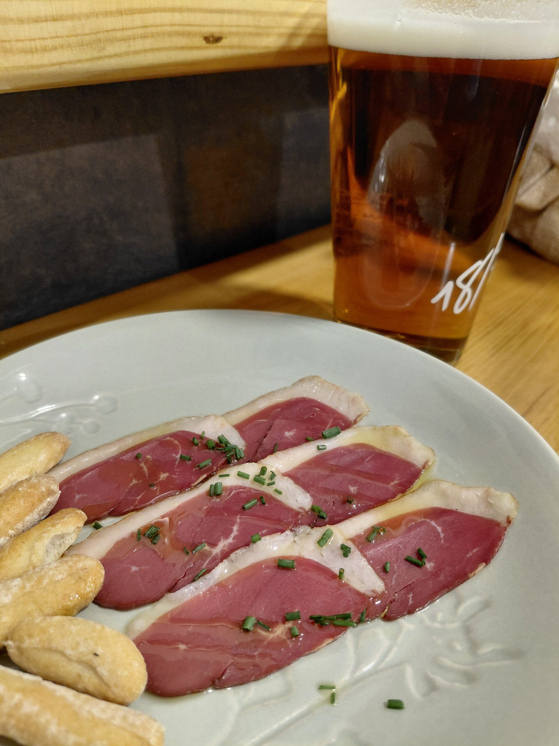 皿の上のホットドッグ