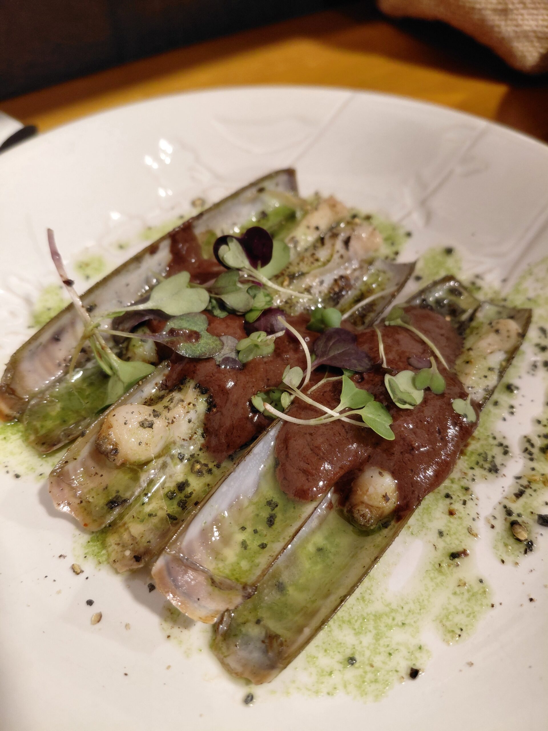 皿の上の肉と野菜の料理