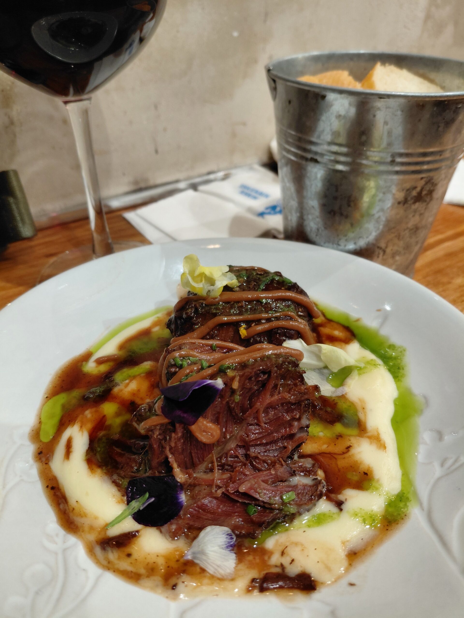 皿の上のピザと飲み物