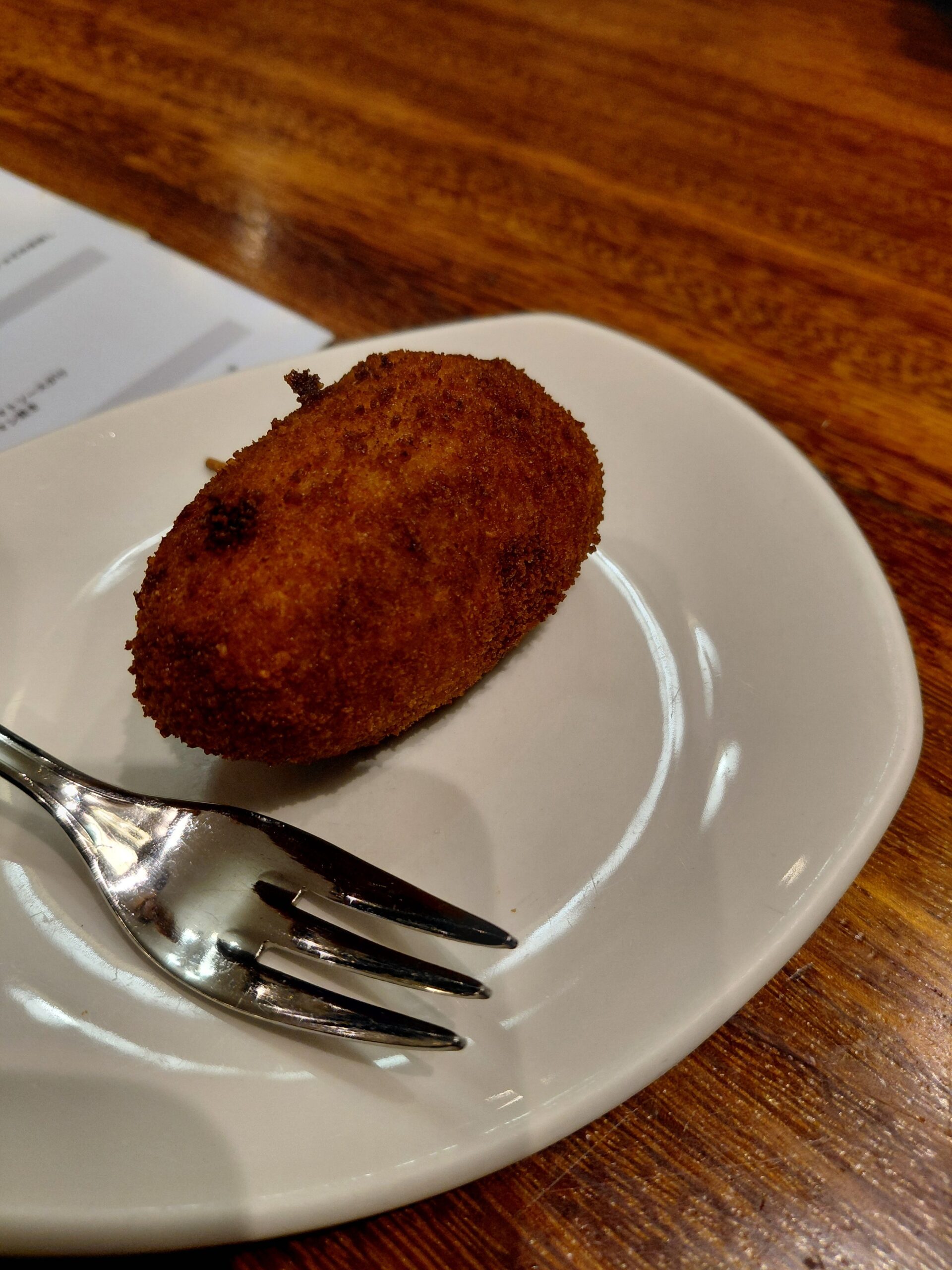 皿の上のケーキとフォーク