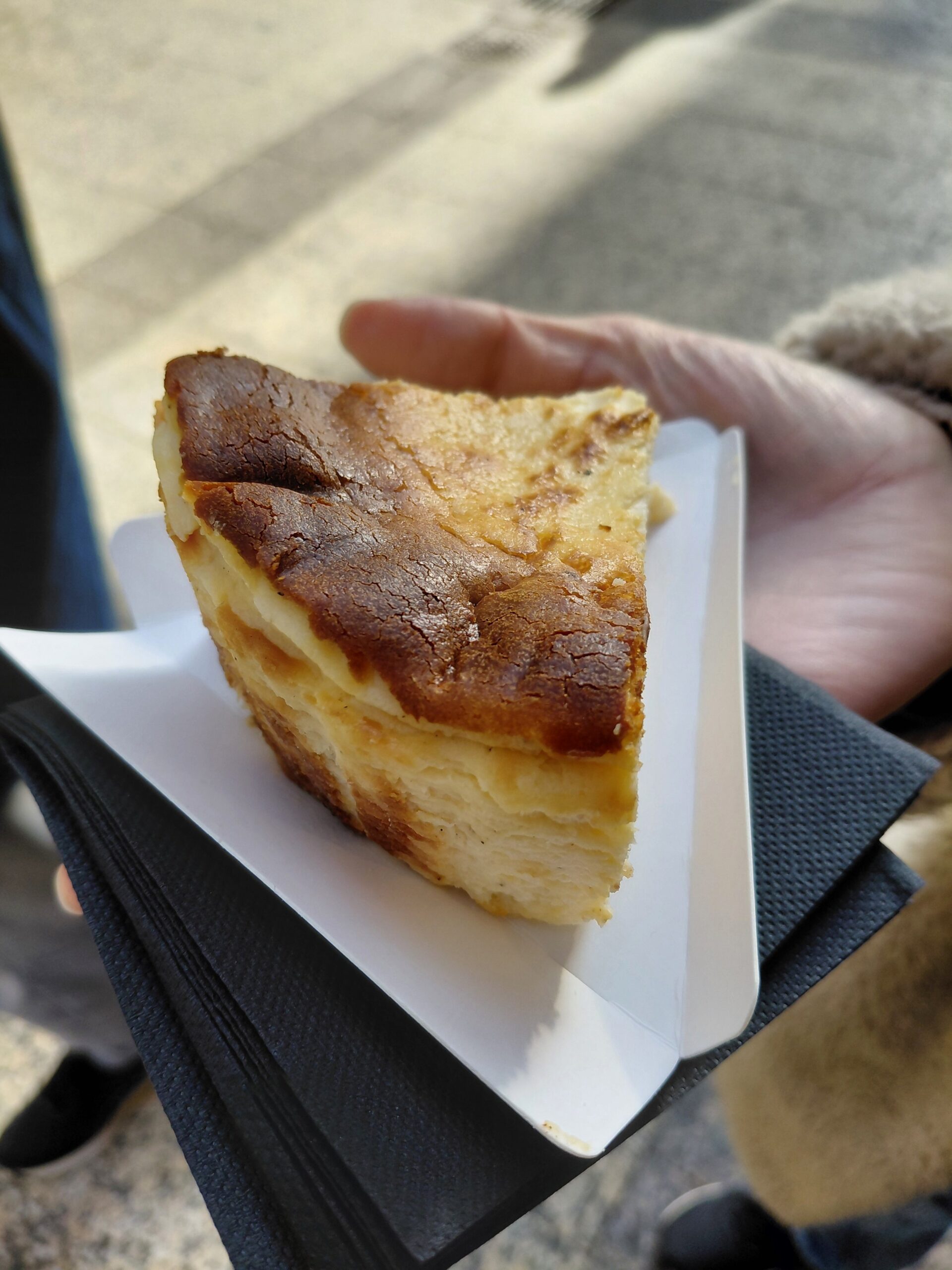 サンドイッチを持っている手