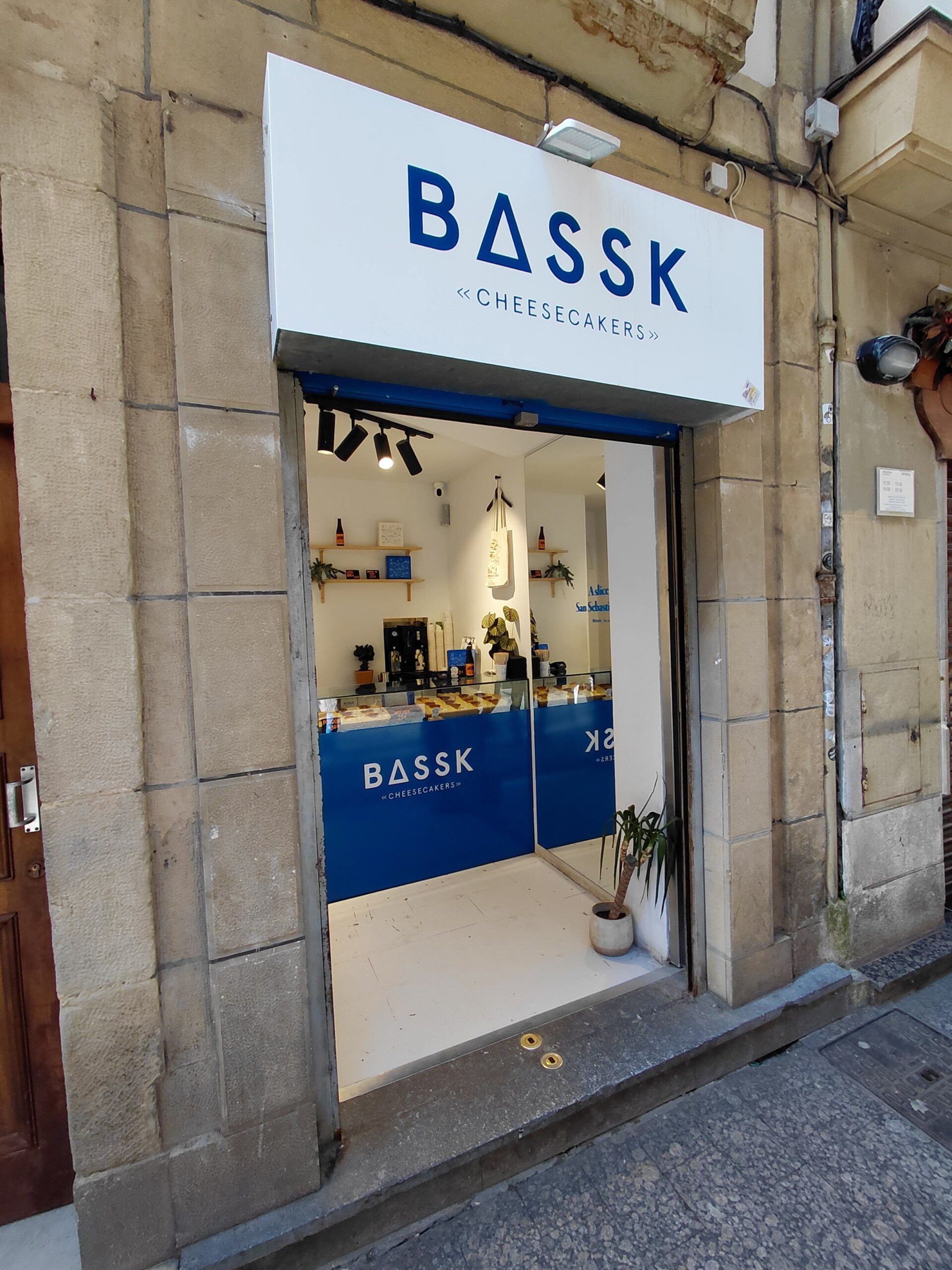 レンガの壁に貼られたポスター