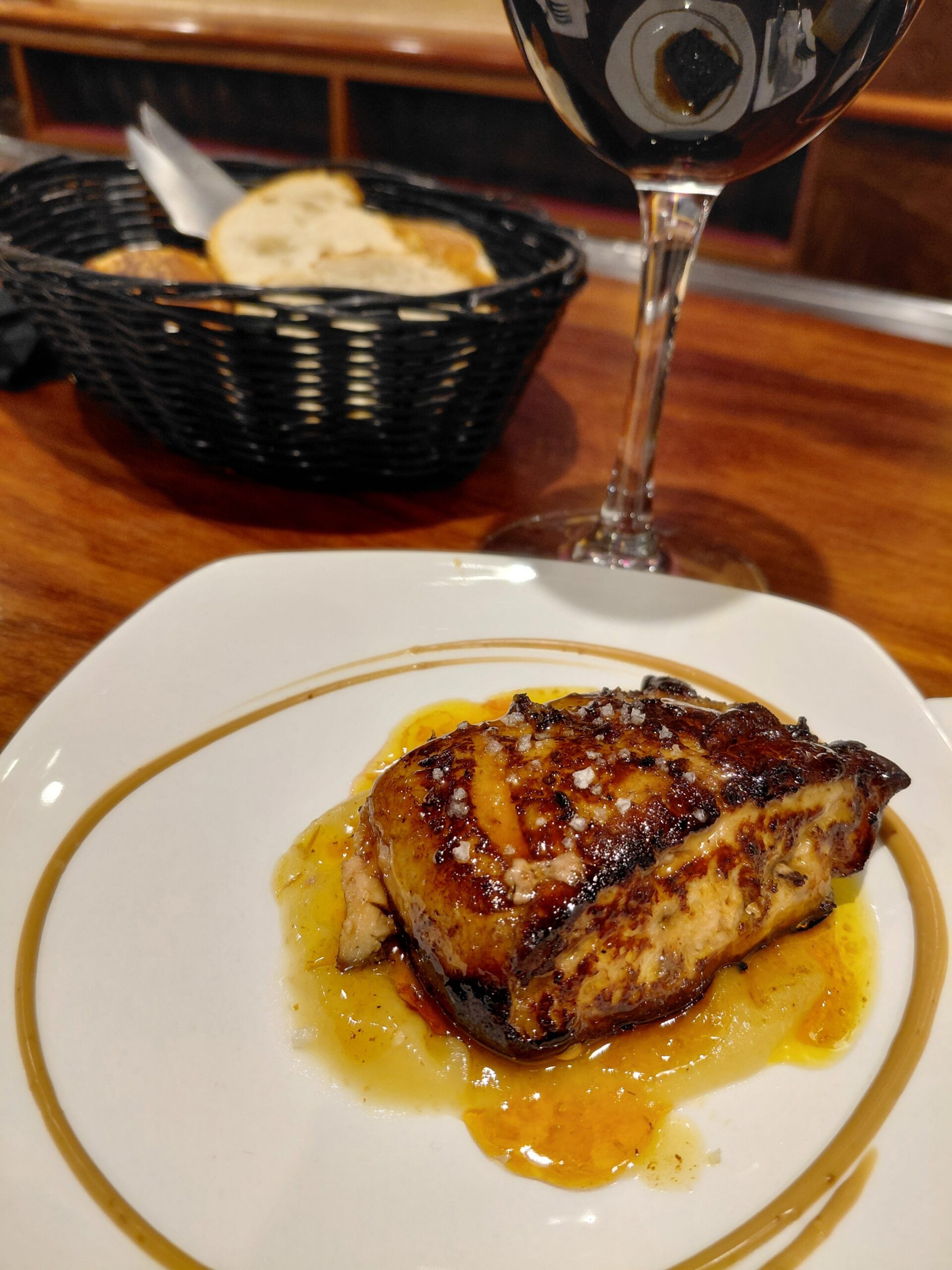 皿の上の食べ物とワイングラス