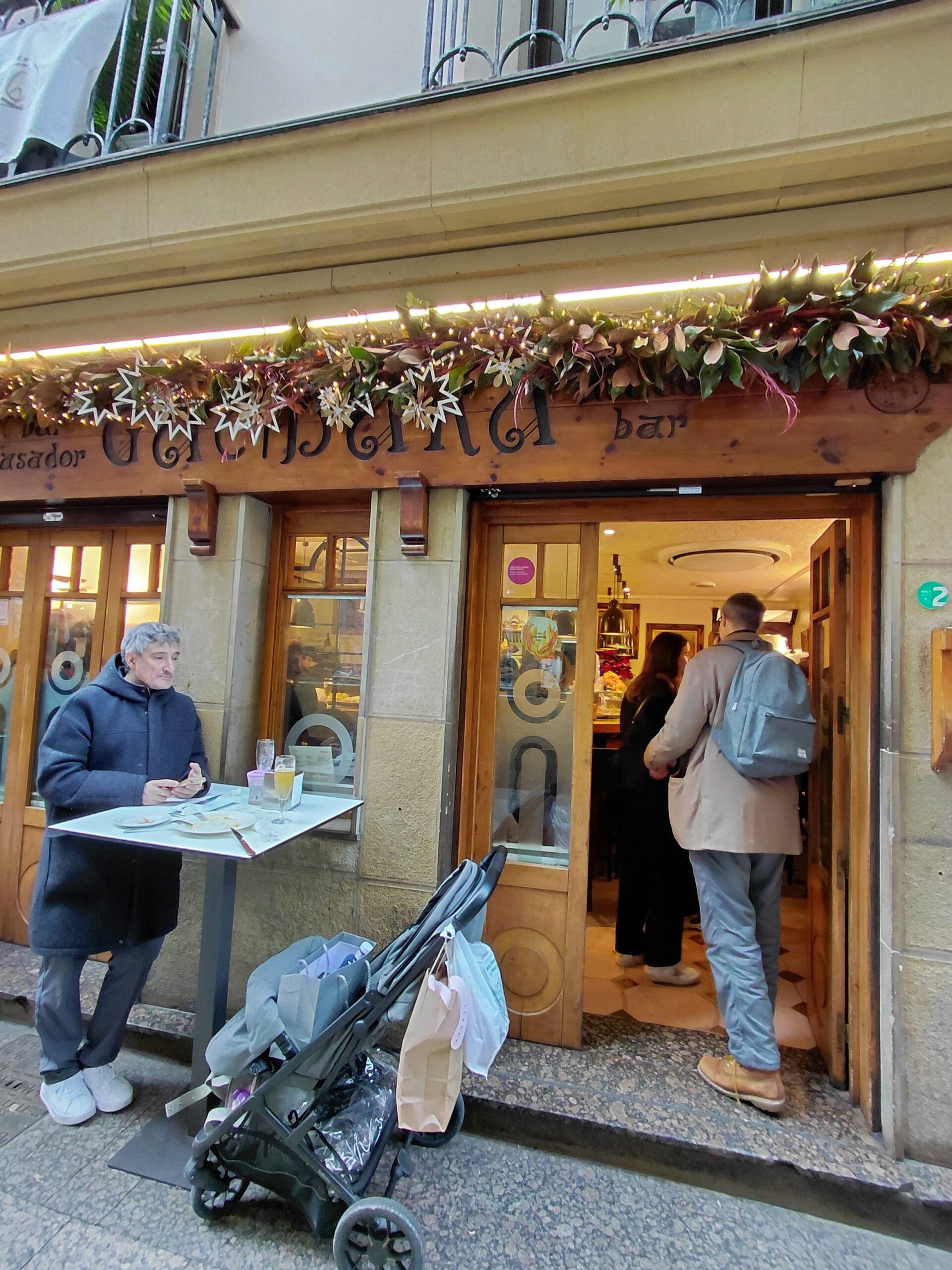 店の前に立っている人たち