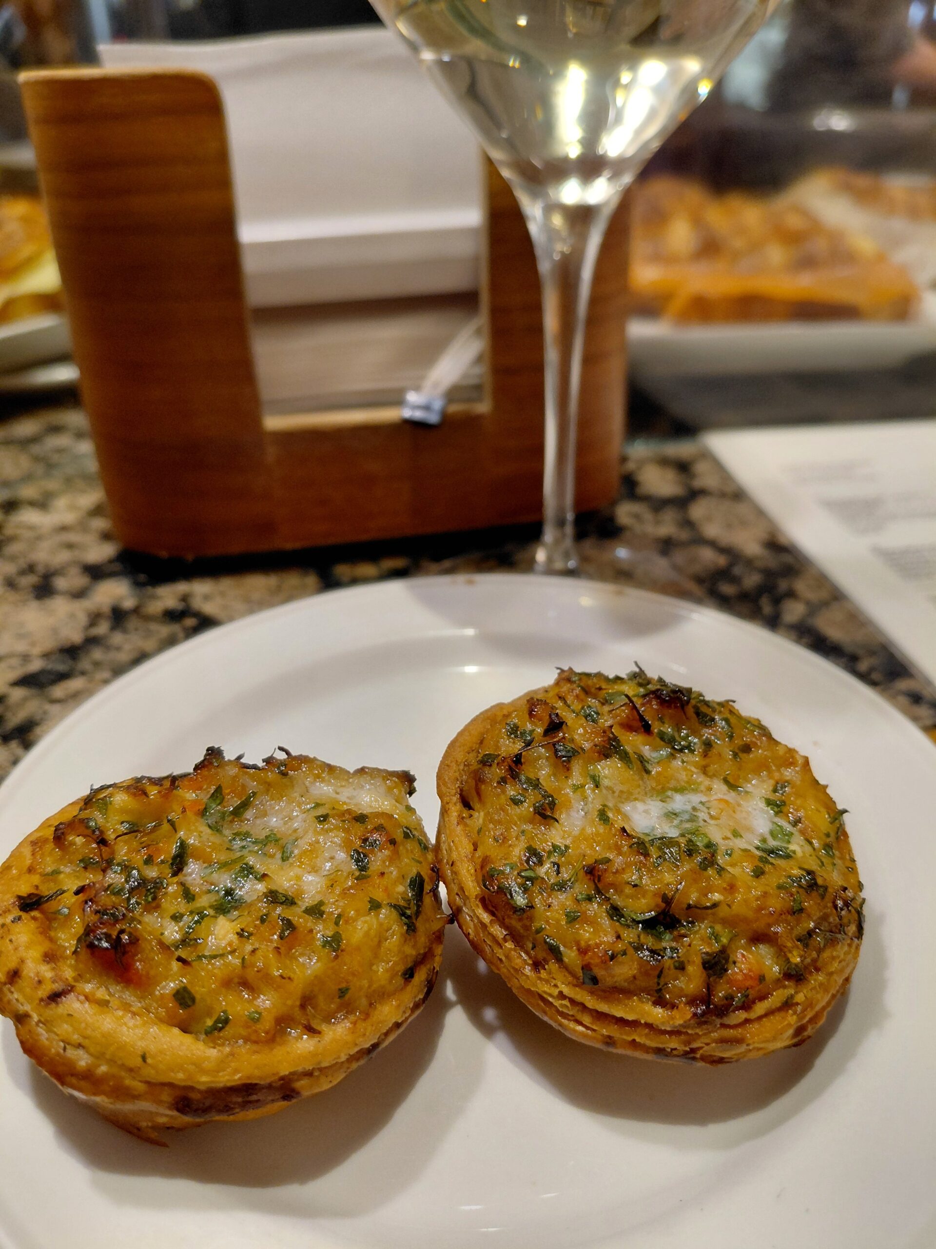 皿の上の食べ物とワイングラス
