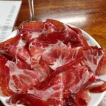 皿の上の食べ物とワイングラス