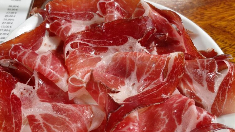 皿の上の食べ物とワイングラス