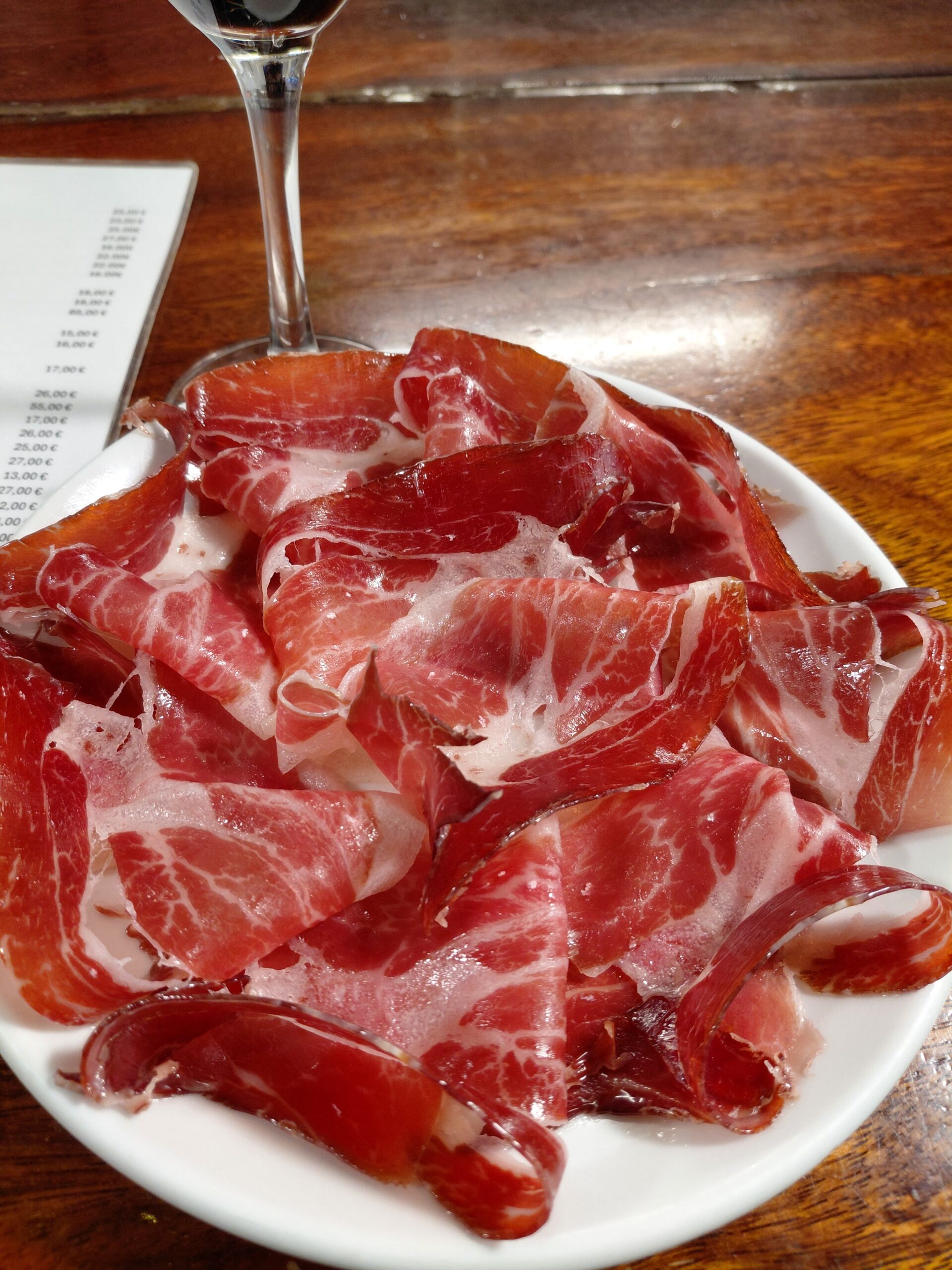 皿の上の食べ物とワイングラス