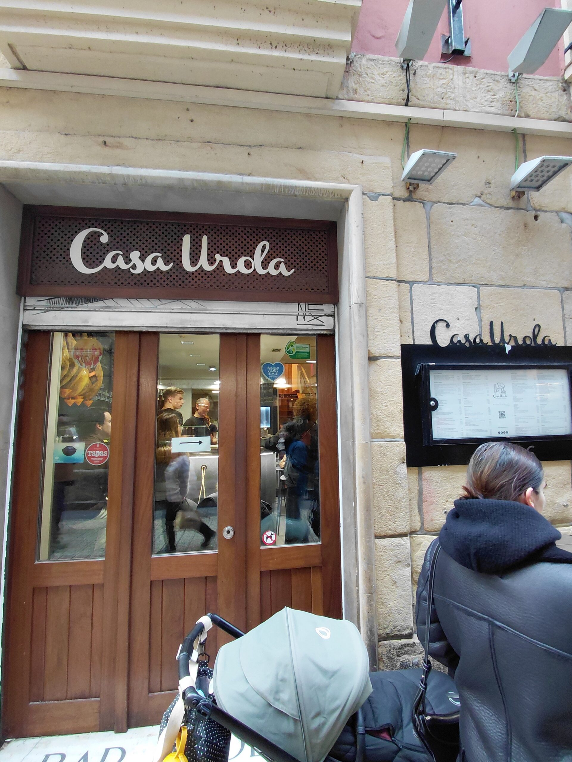 店の看板と店の入り口