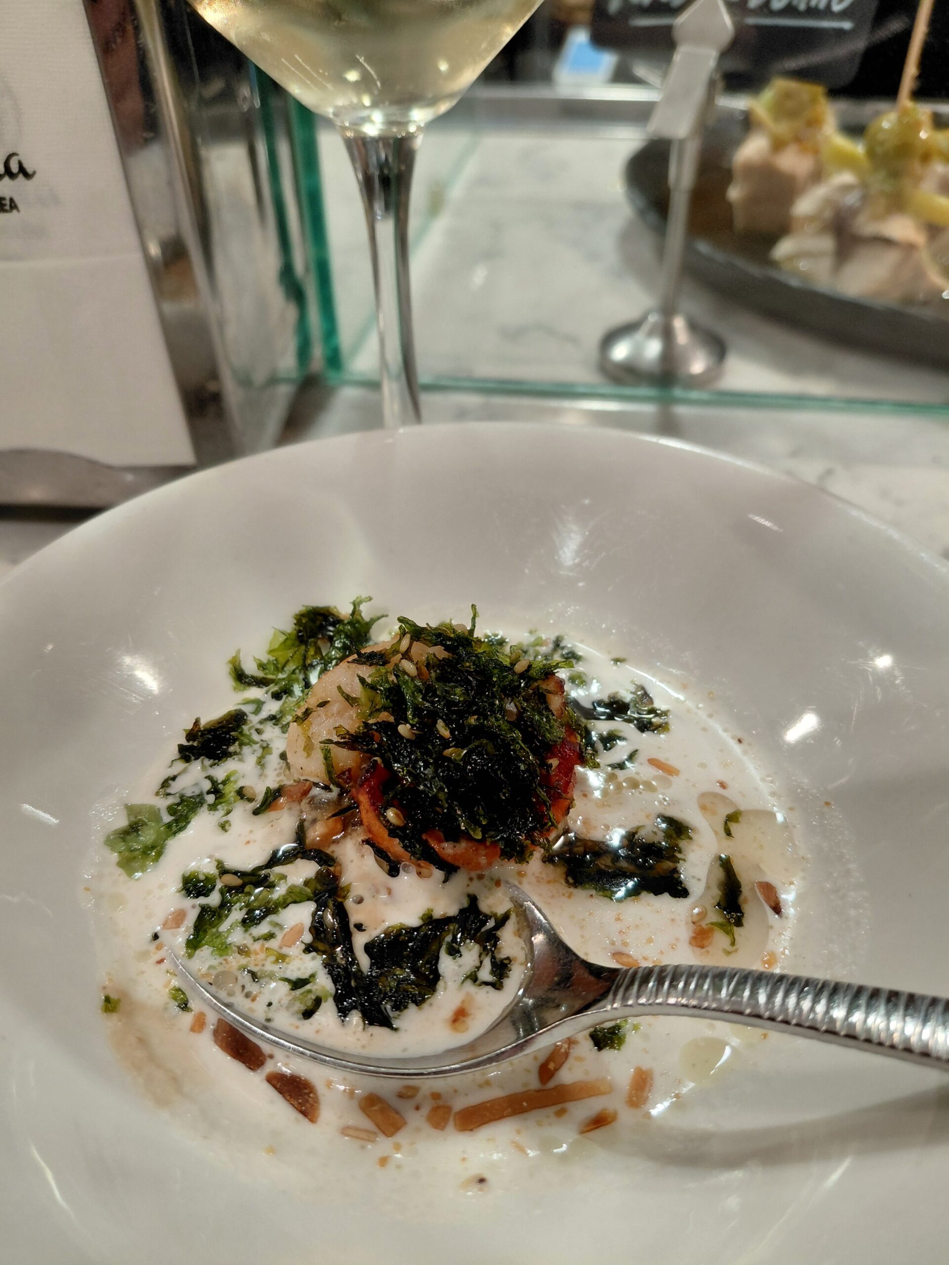 皿の上の料理とワイングラス