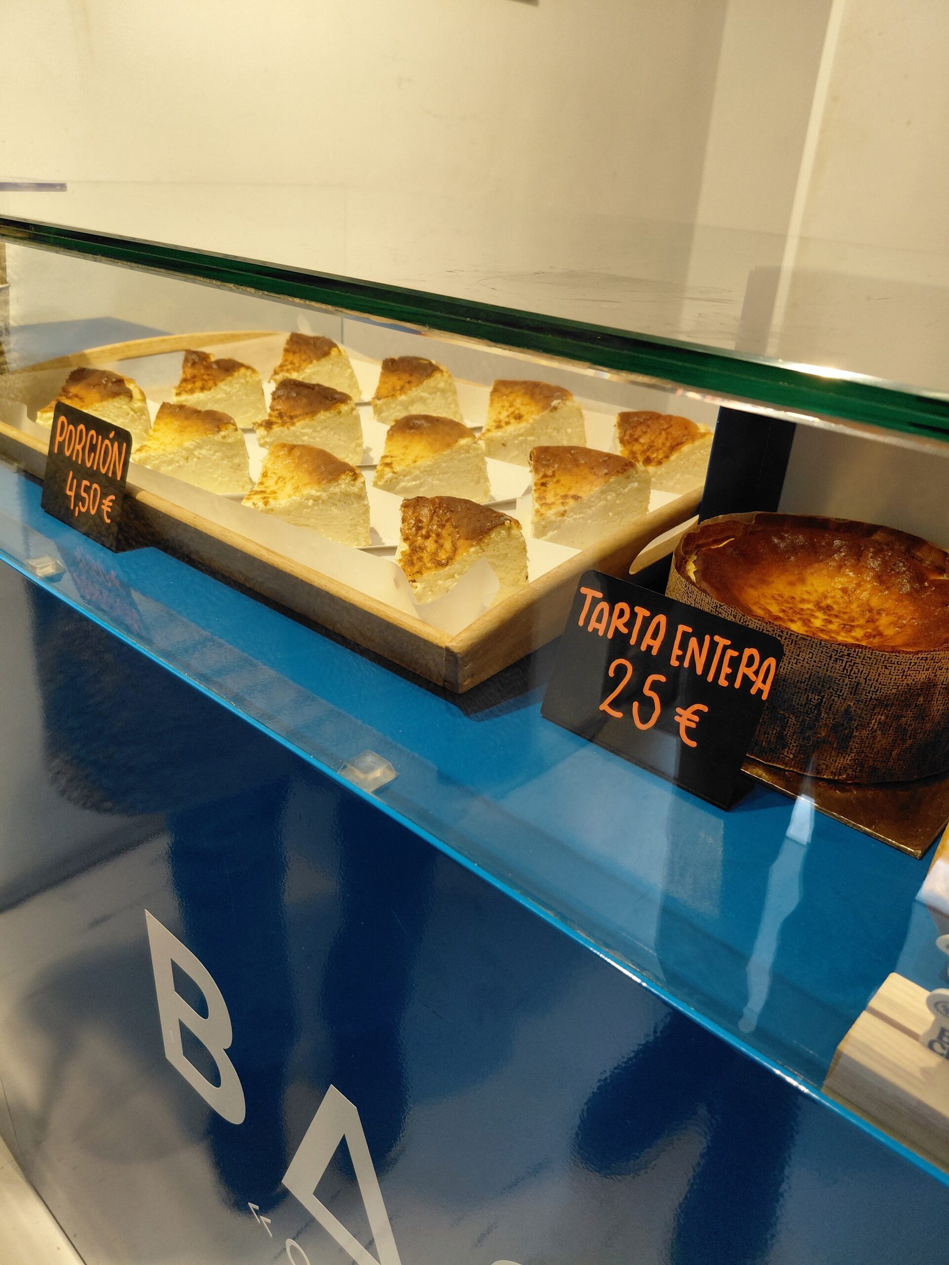 カウンターの上にあるケーキ