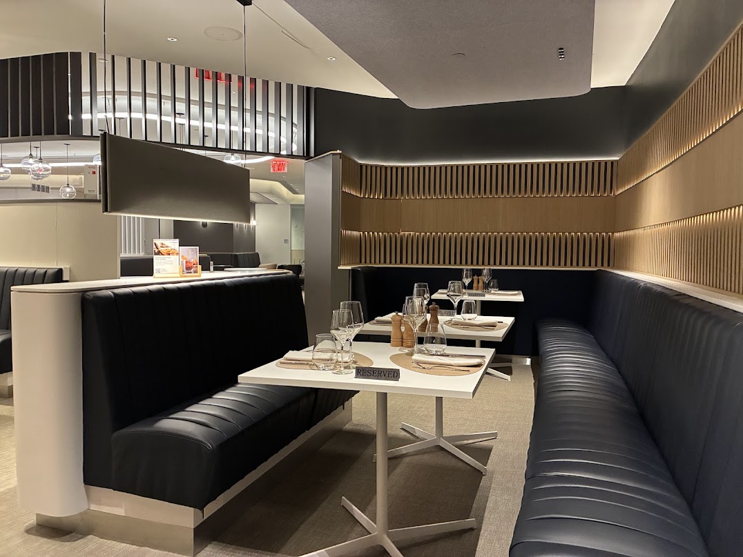 テーブルの上にある数種類の椅子が並んだ部屋