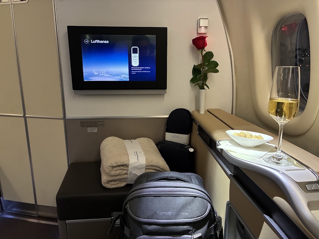 机の上にあるテレビ