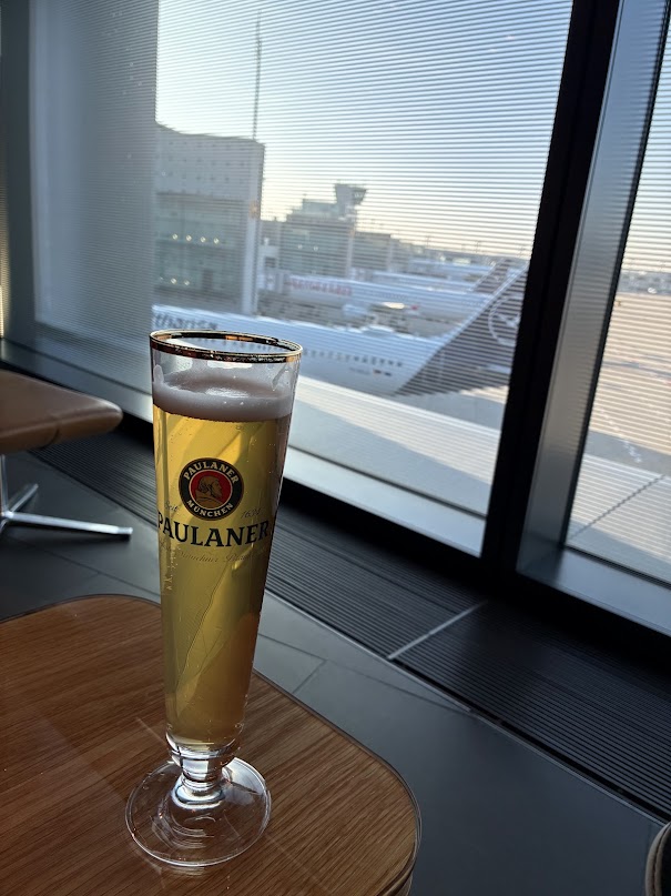 窓ガラスのカップ