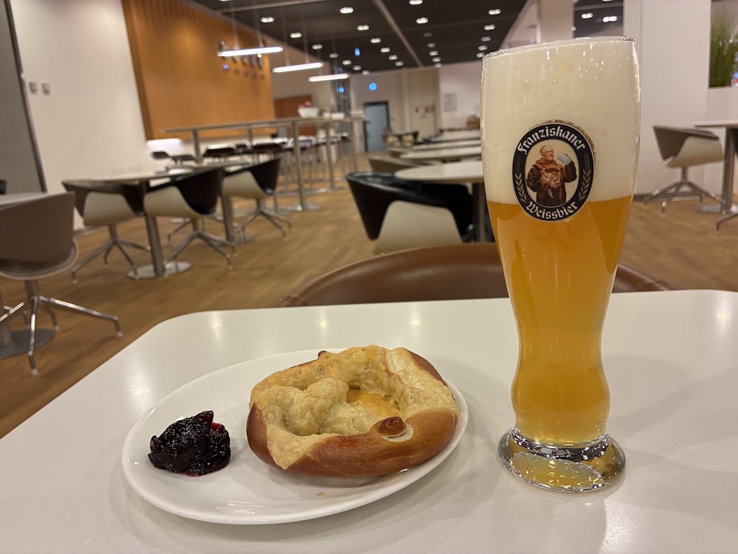 皿の上のドーナツと飲み物