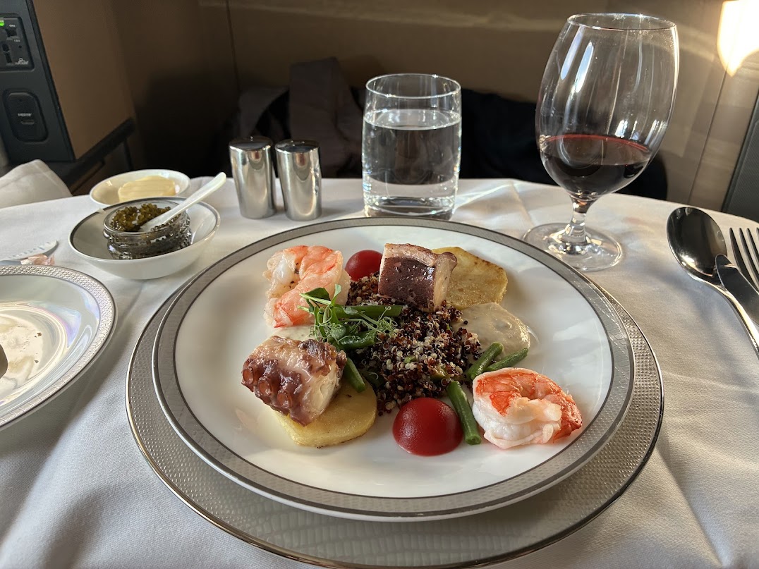 皿の上の料理とワイングラス