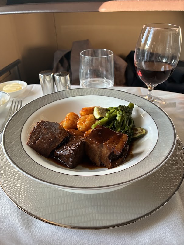 皿の上の料理とワイン