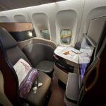 車の座席に座っている