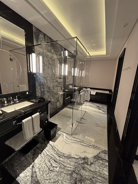 窓のそばに置かれている部屋