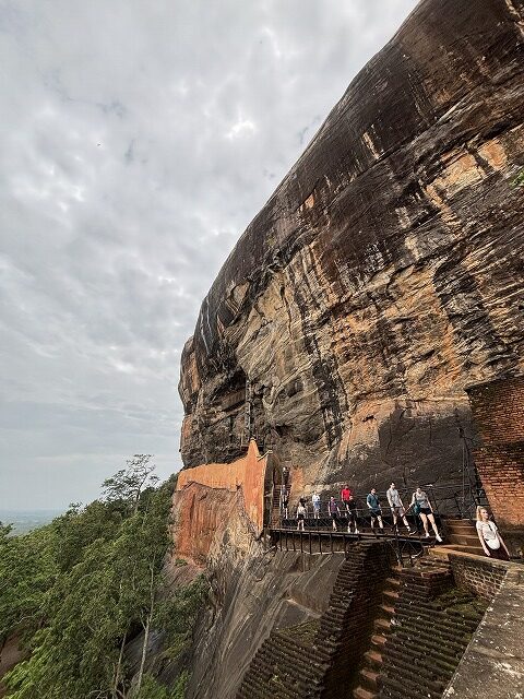 山の上を歩いている人