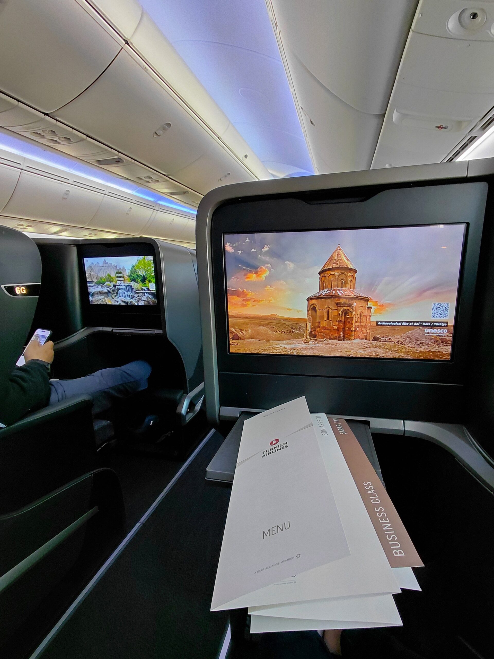 机の上にあるコンピューターのスクリーン