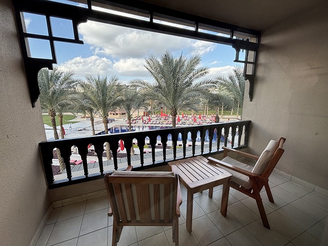 木製テーブルの上に置かれたベンチと窓