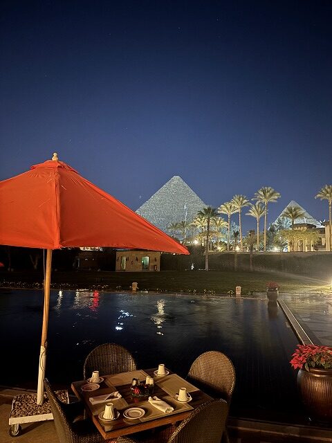 傘をさしてボートに乗っている