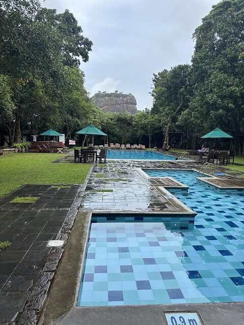 傘の下にあるプール