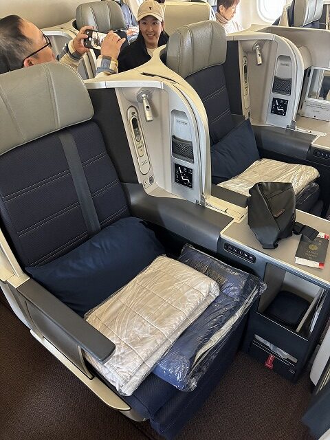 机の上のパソコン機材