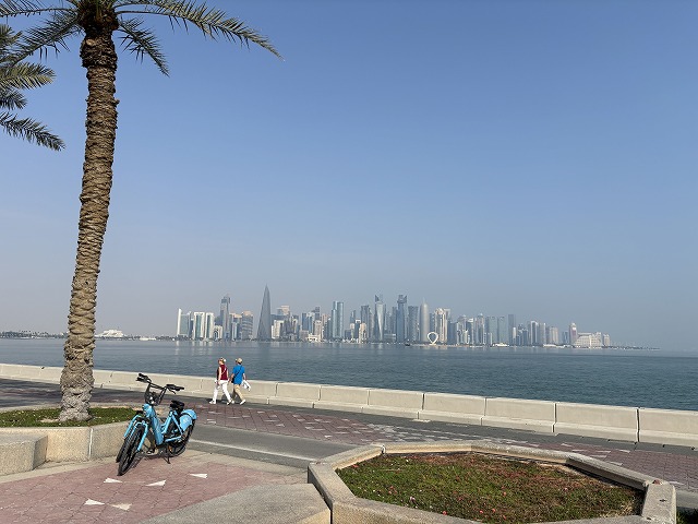 公園でバイクに乗っている人