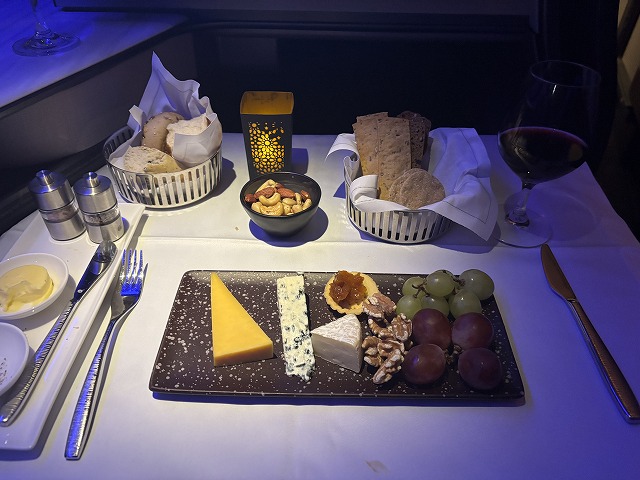 テーブルの上にあるいろんな食べ物